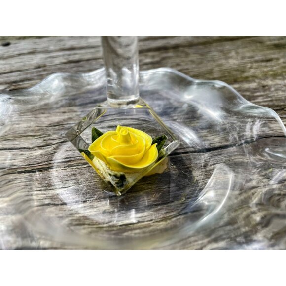 Vintage 1960s Reversed carved Lucite Yellow rose ring holder trinket Dish - Picture 8 of 10